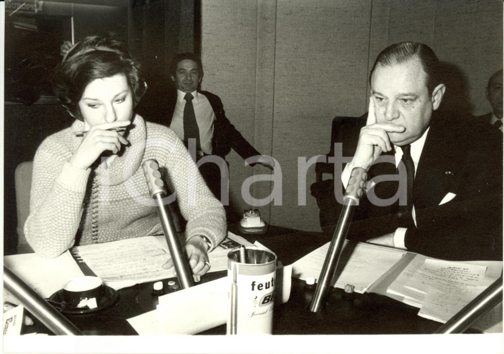 Fotografia d epoca originale 1978 FRANCIA Raymond BARRE Denise FABRE Trasmissione radiofonica EUROPE1  BIC 1