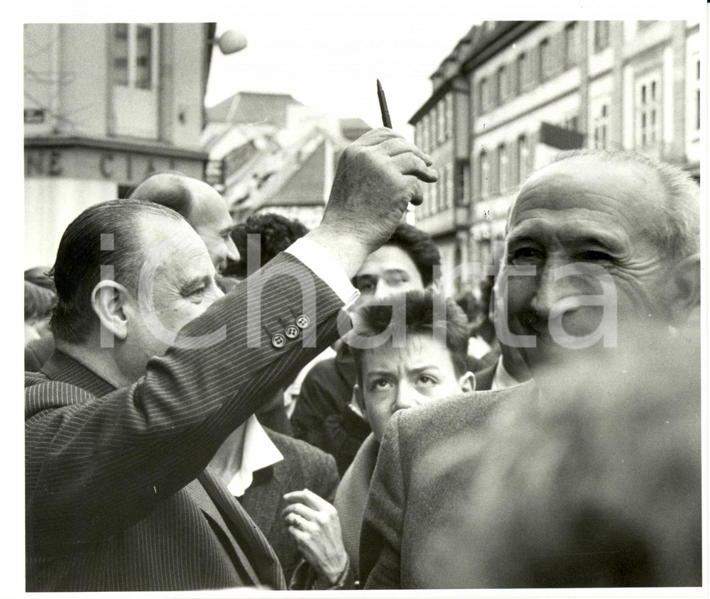 Fotografia d epoca originale 1988 COLMAR F Raymond BARRE durante la campagna elettorale Fotografia 1