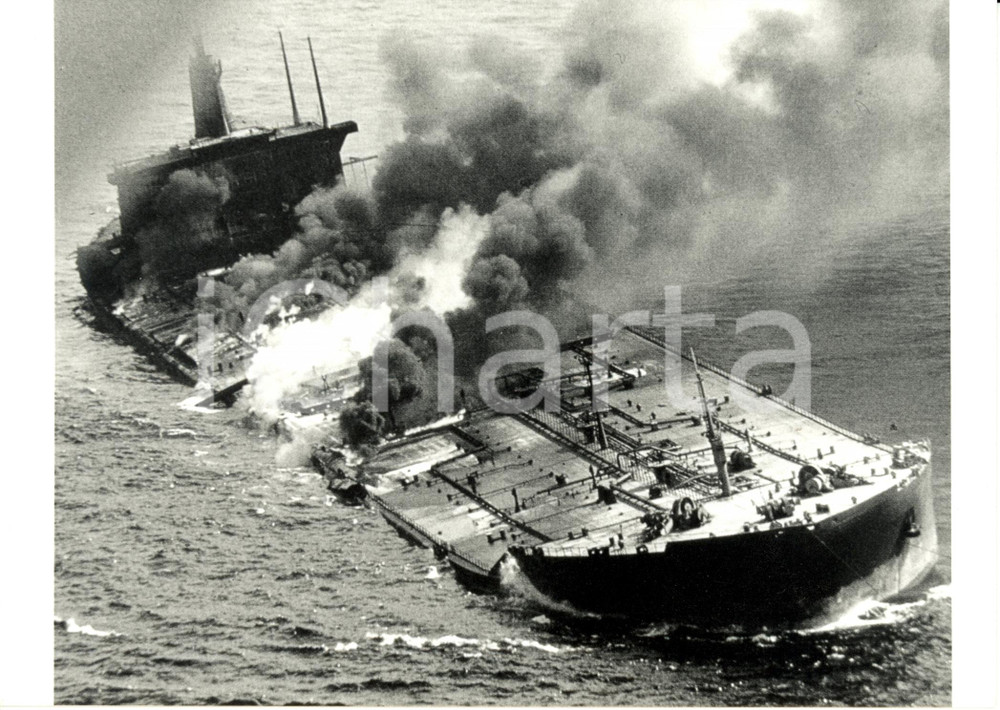 Fotografia d epoca originale 1979 SPAGNA Petroliera ANDROS PATRIA incendio Disastro ambientale RISTAMPA 1990 1