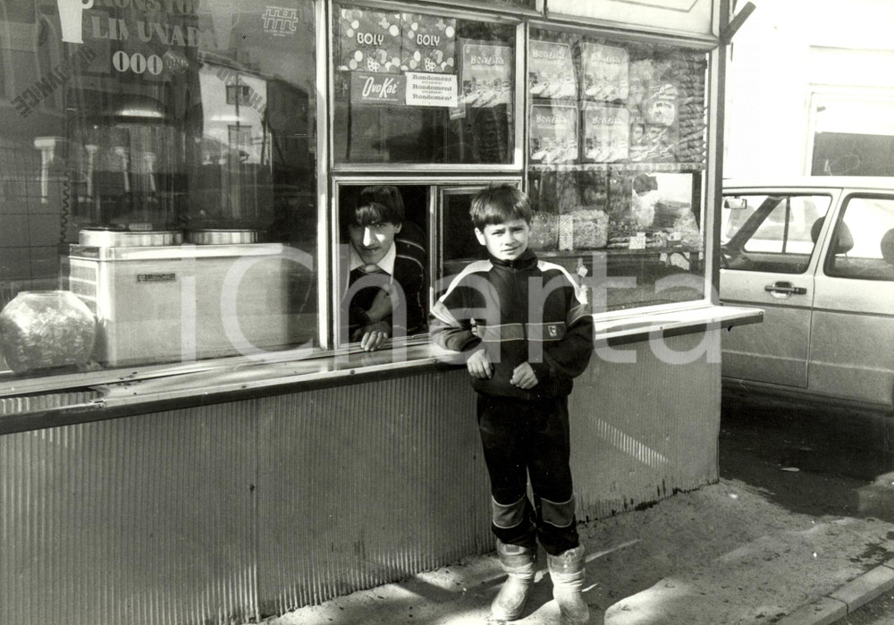 Fotografia d epoca originale 1985 ca KOSOVO Bambini vendono dolciumi in un chiosco Fotografia 1