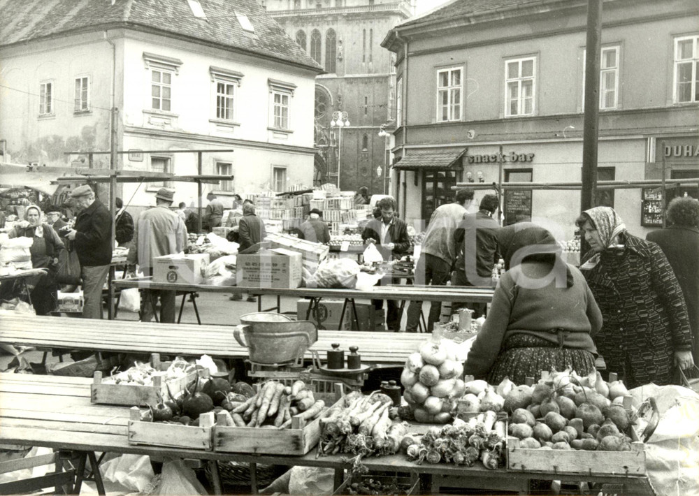 Fotografia d epoca originale 1985 ca ZAGABRIA Croazia  Agricoltori vendono prodotti al mercato Fotografia 1