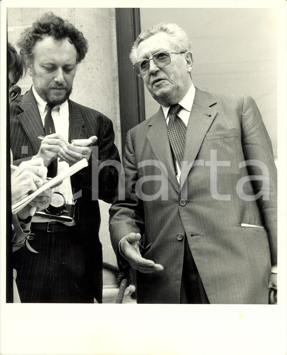 Fotografia d epoca originale 1990 ca FRANCIA ThÃ©o BRAUN rilascia un intervista Fotografia 20 x 25 cm 1