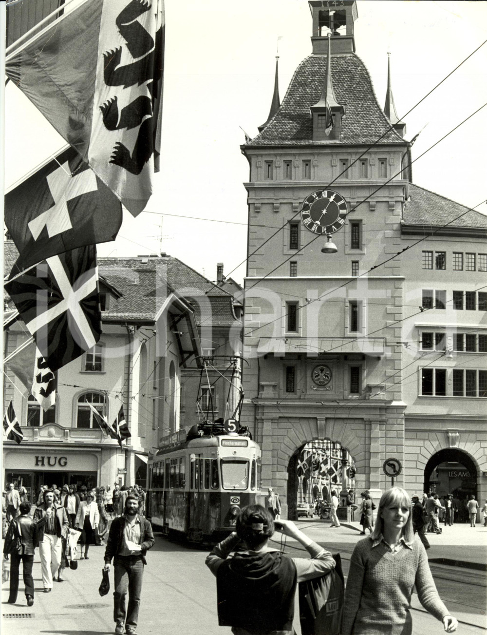 Fotografia d epoca originale 1980 ca BERNA CH KAFIGTURM centro informazioni ed esposizioni con tram Foto 1