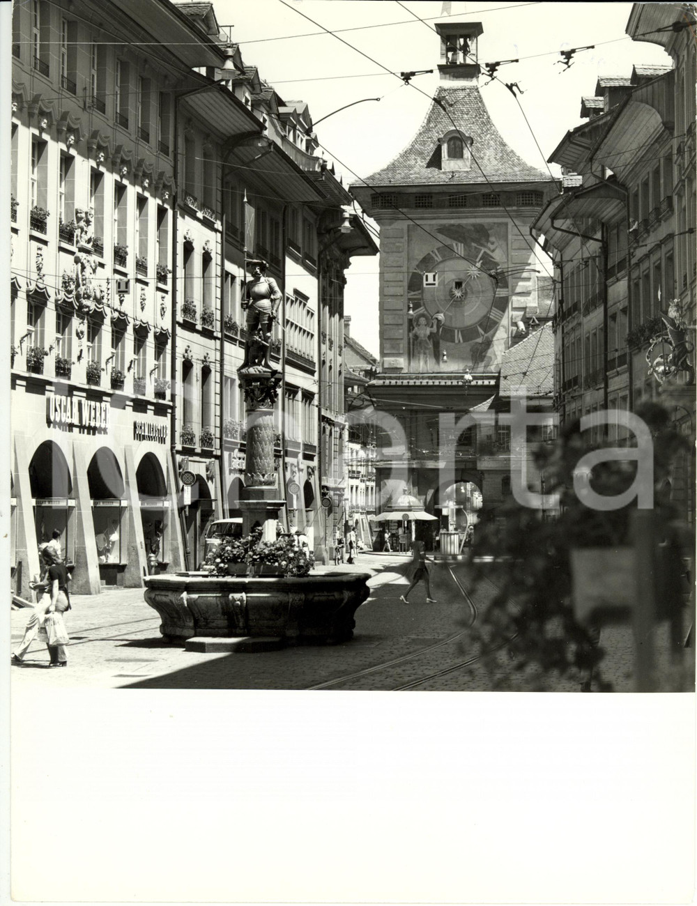 Fotografia d epoca originale 1980 ca BERN CH MARKTGASSE SCHUTZENBRUNNEN und ZYTGLOGGENTURM  OSCAR WEBER 1