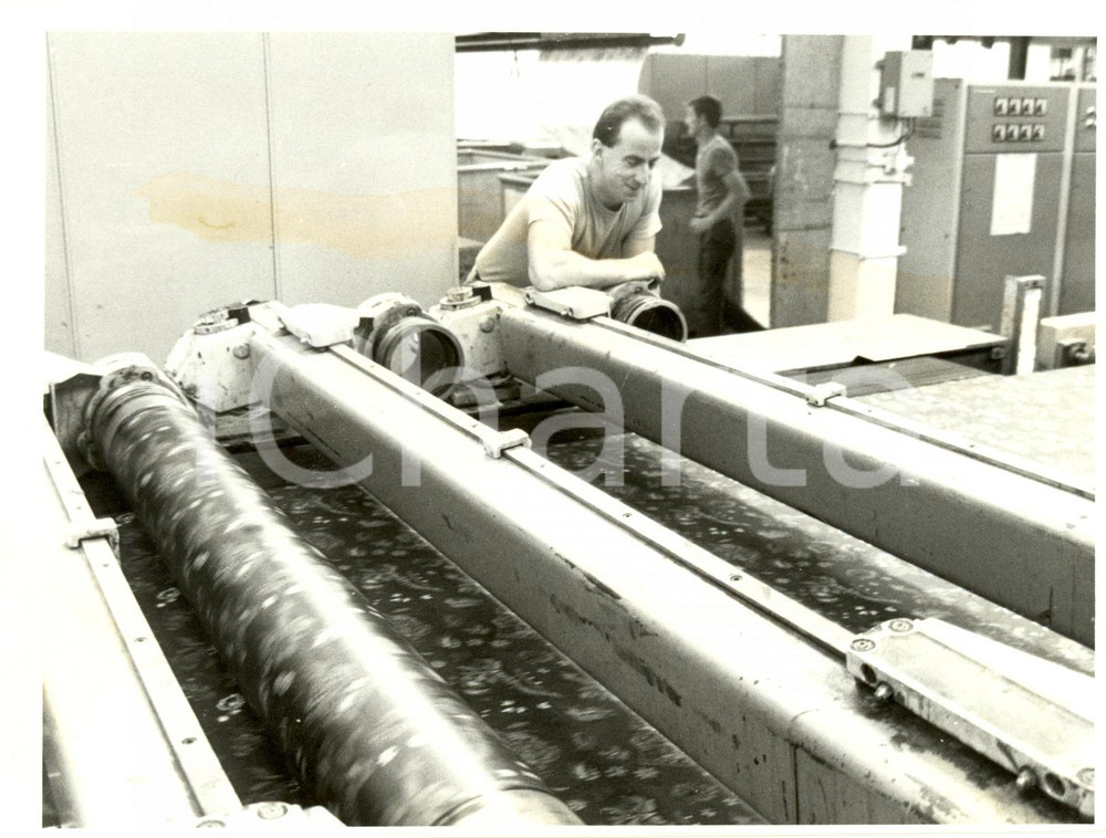 Fotografia d epoca originale 1989 HUSSERENWESSERLING F BOUSSACSAINT FRERES Operaio rotativa tessuti Foto 1