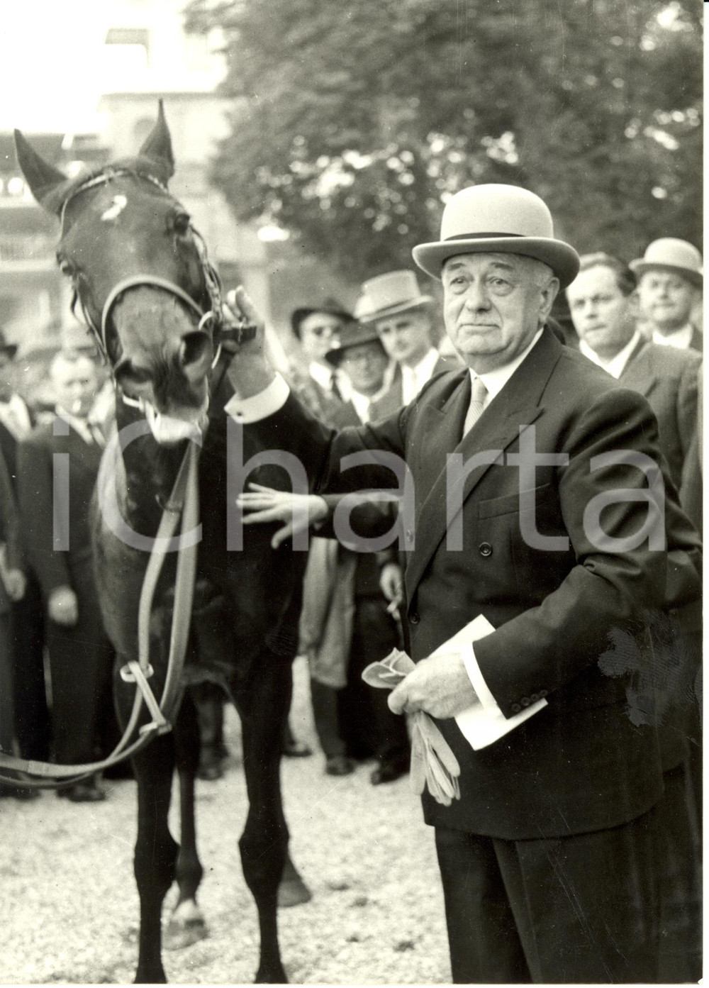 Fotografia d epoca originale 1956 CHANTILLY F Marcel BOUSSAC con cavallo al PRIX de DIANE RISTAMPA 1980 1