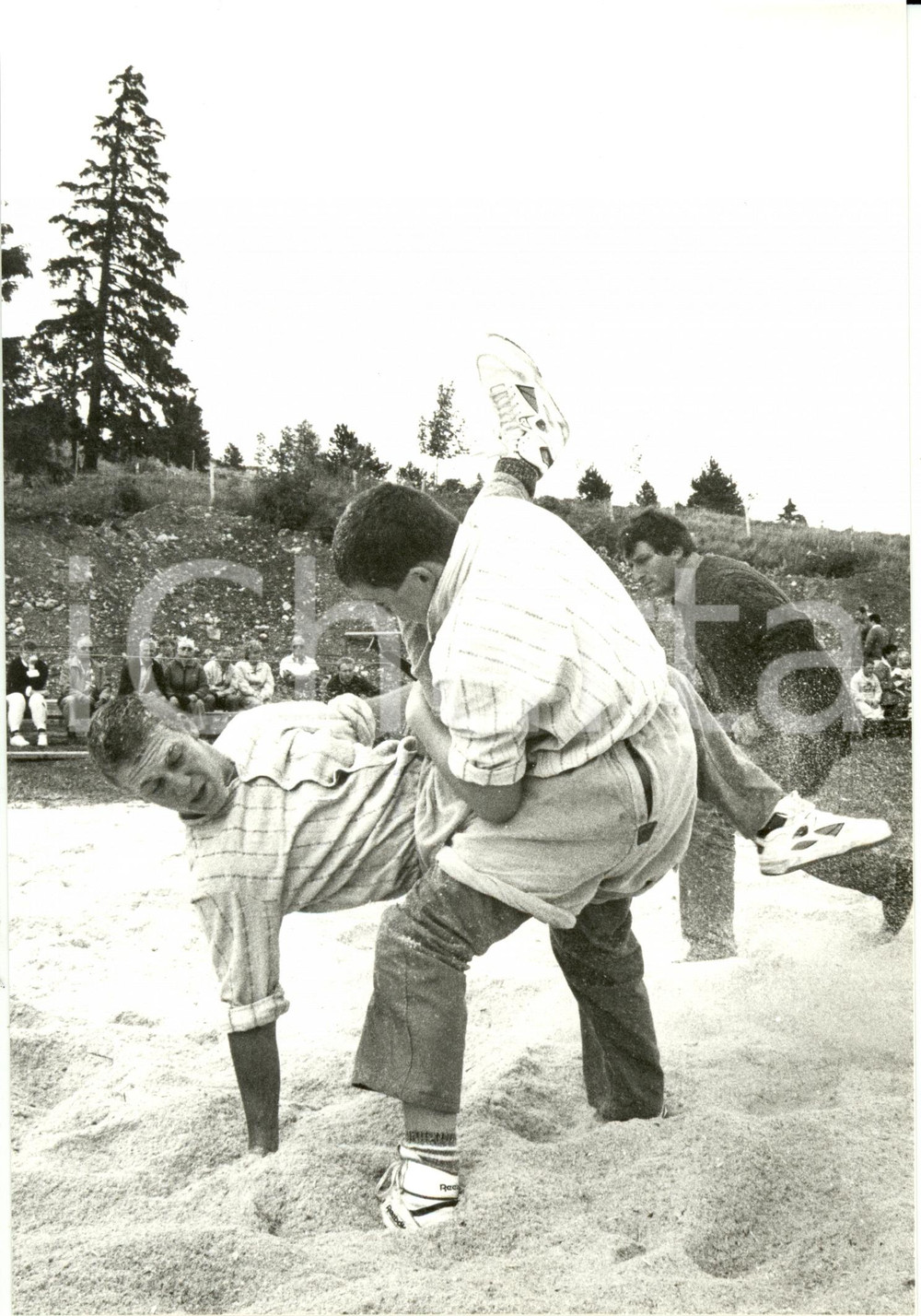 Fotografia d epoca originale 1985 ca SUISSE GarÃ§ons pendant la LUTTE Ã  la CULOTTE Photographie 1