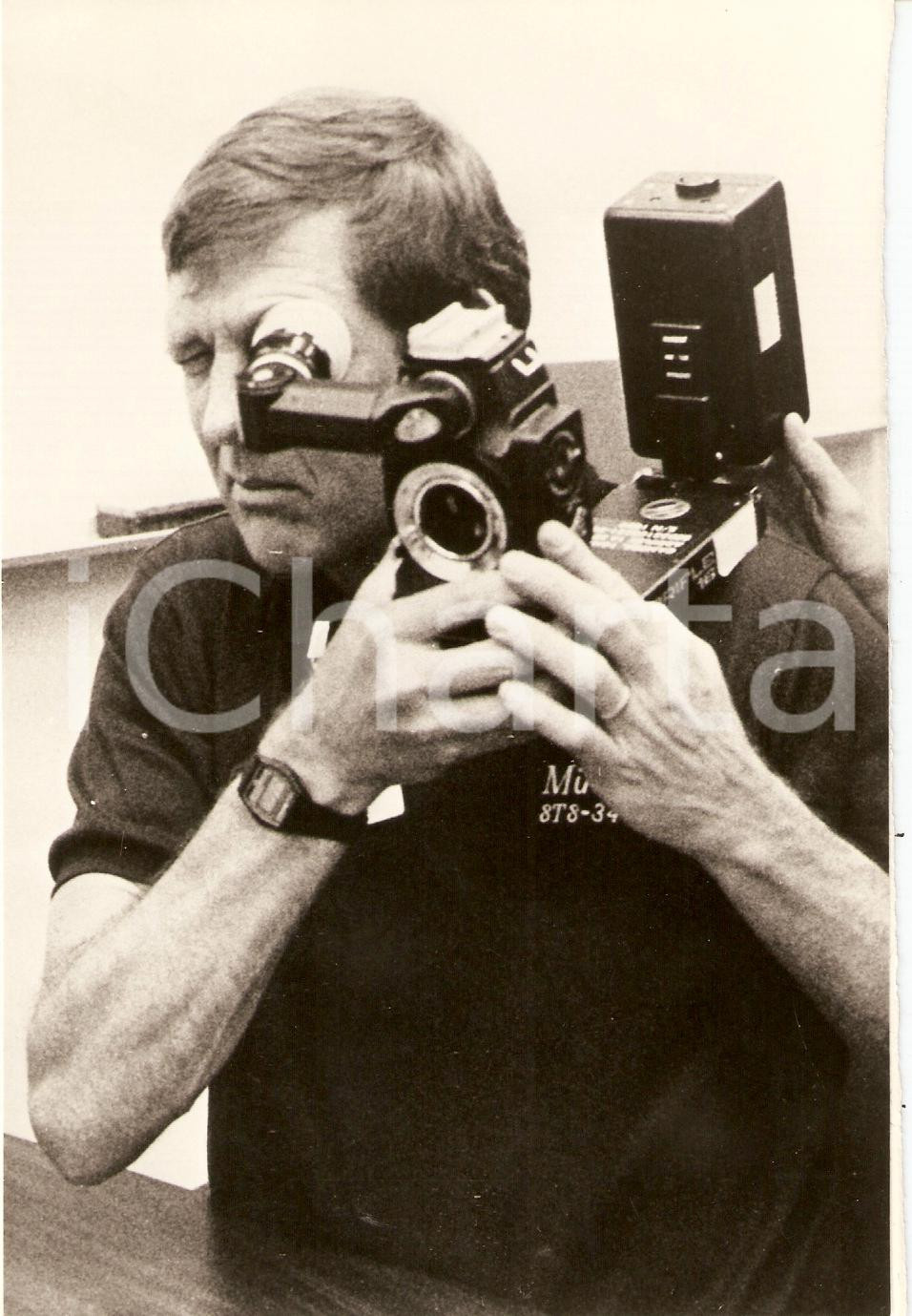 Fotografia d epoca originale 1989 HOUSTON Space shuttle NASA Astronaut Michael J. MCCULLEY using an ARRIFLEX 1