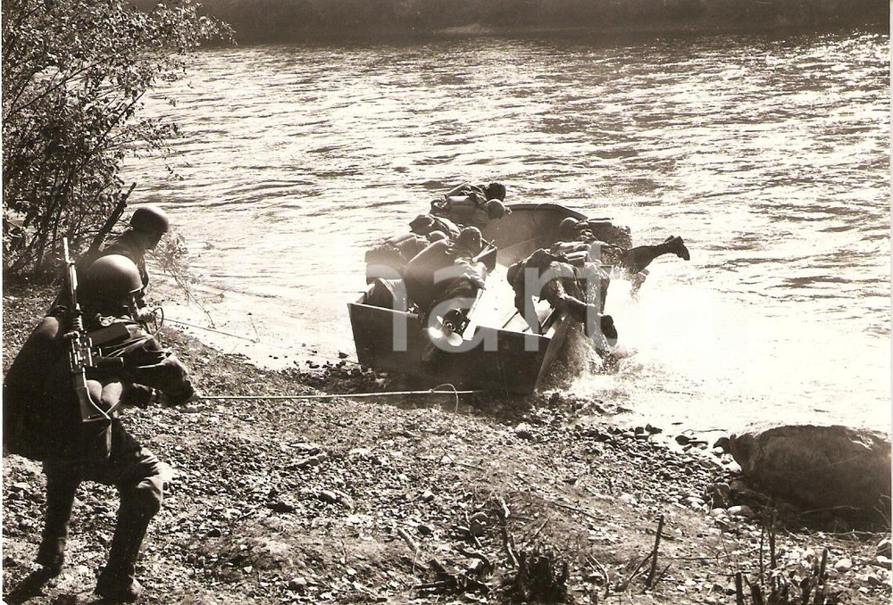 Fotografia d epoca originale 1976 SWITZERLAND Esercito Svizzero FANTERIA Esercitazione in acqua Fotografia 1