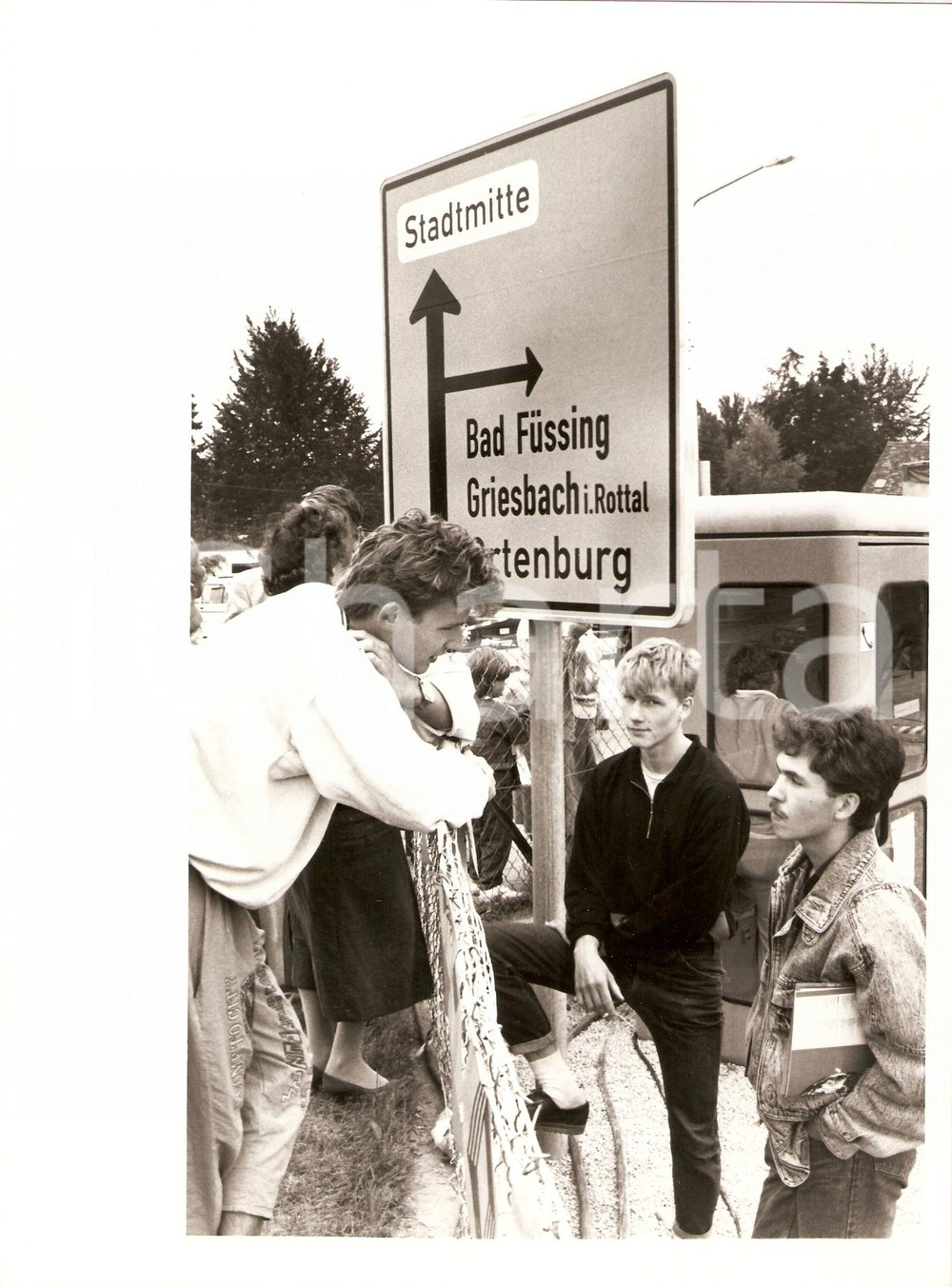Fotografia d epoca originale 1985 BAVIERA D Esodo Profughi GERMANIA EST Coda alla cabina telefonica Foto 1