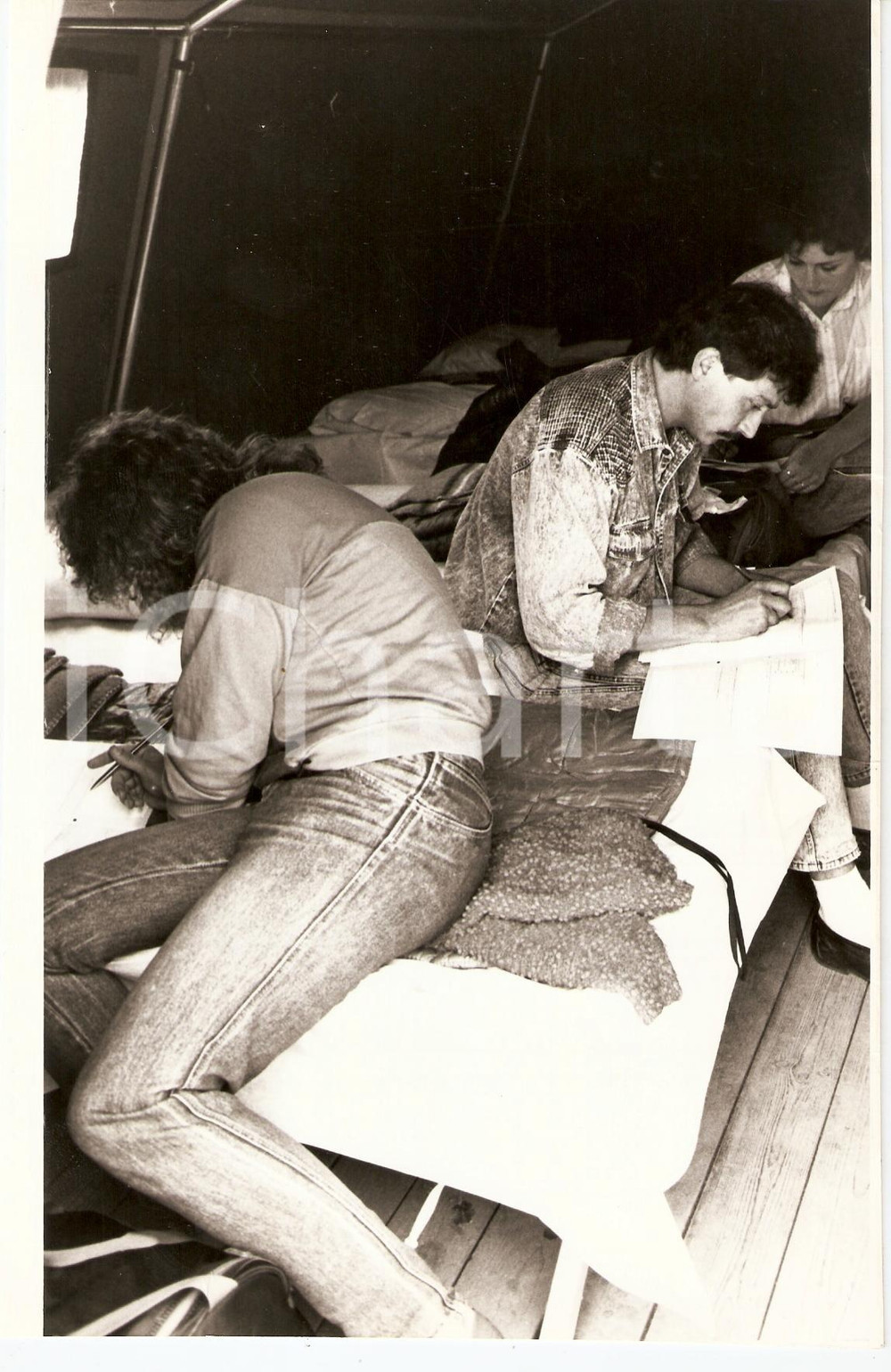 Fotografia d epoca originale 1985 BAVIERA D Esodo GERMANIA EST Profughi compilano Permessi Soggiorno Foto 1