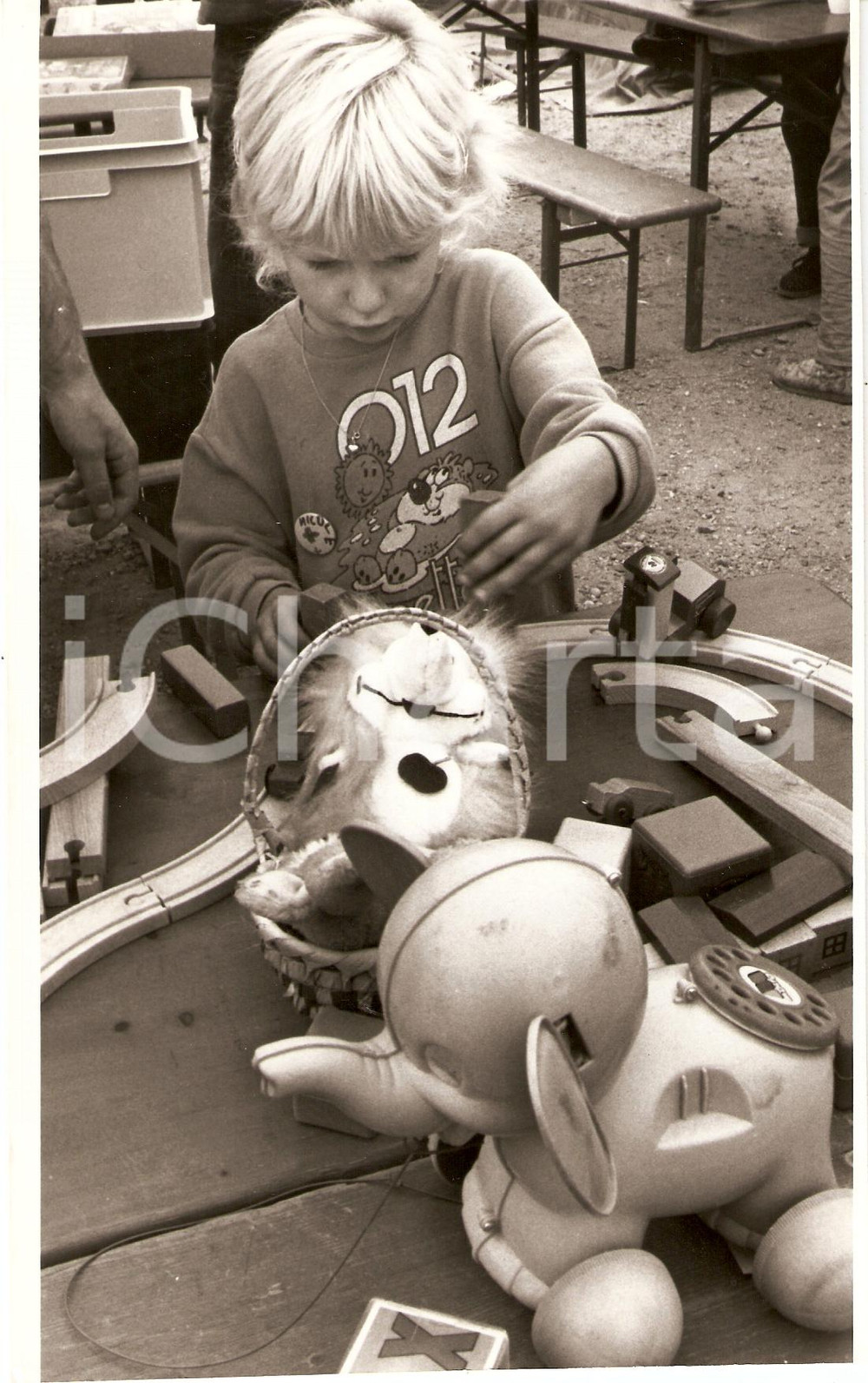 Fotografia d epoca originale 1985 BAVIERA Esodo profughi GERMANIA EST Bambina gioca al Campo Accoglienza Foto 1
