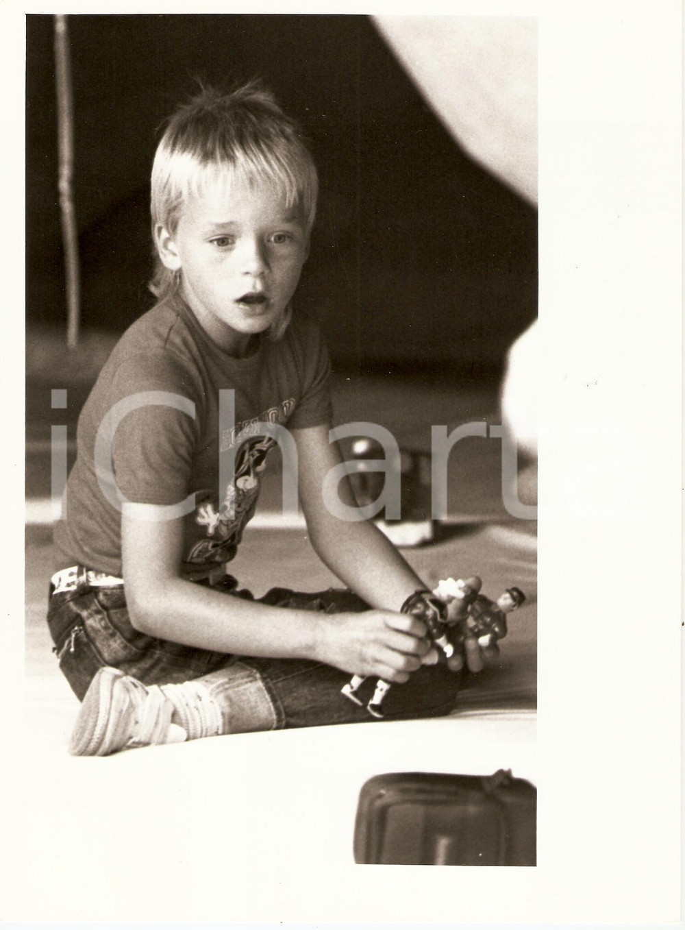 Fotografia d epoca originale 1985 BAVIERA Esodo profughi GERMANIA EST Bambino gioca con action figure Foto 1