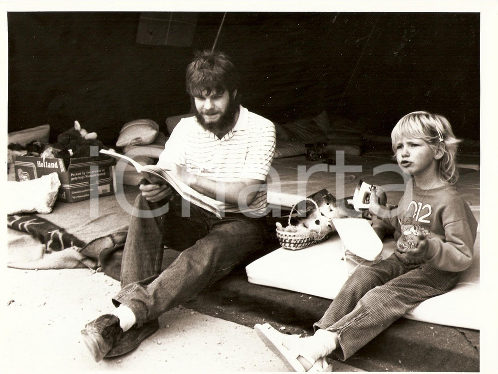Fotografia d epoca originale 1985 BAVIERA D Esodo Profughi GERMANIA EST Favole al Centro Accoglienza Foto 1
