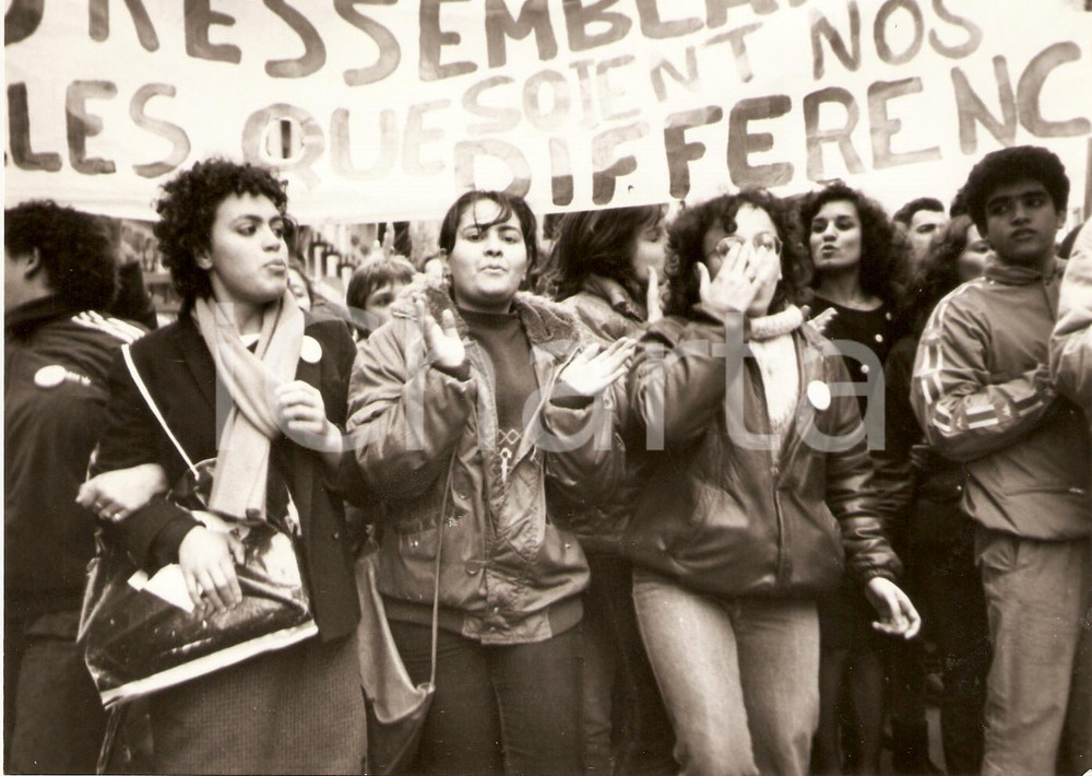 Fotografia d epoca originale 1984 PARIS Manifestazione CONVERGENCE 1984 Gruppo di donne nel corteo Foto 1