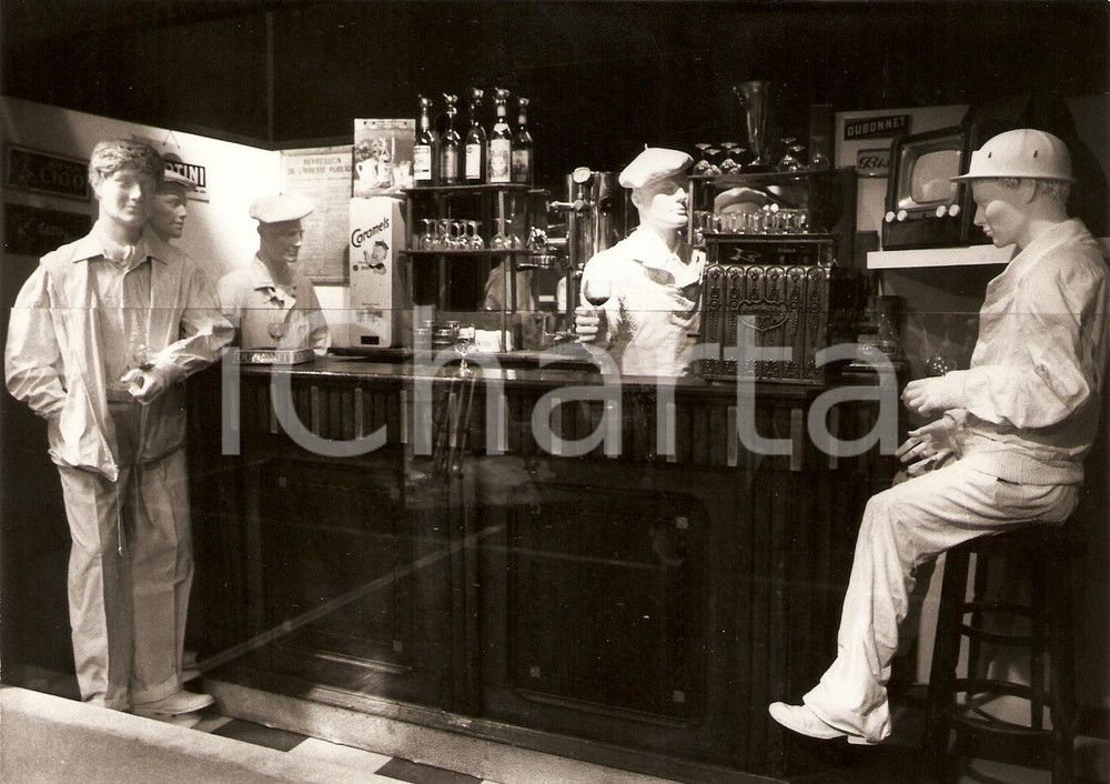 1986 PARIS CitÃ© Sciences Industrie Diorama TELE APERO Histoire TELEVISION *Photo DATA: s.d., ma 1986LUOGO: PARIGI - PARC DE LA VILLETTE - CITTA' DELLA SCIENZA E DELL'INDUSTRIATITOLO: STORIA DELLA TELEVISIONE - DIORAMA DI UN BAR CON TELEVISORE ALLA FINE DEGLI ANNI QUARANTADESCRIZIONE: Fotografia:"1949: La t&eacute;l&eacute; ap&eacute;ro."AUTORE: Cit&egrave; des Sciences et de l'Industrie FORMATO: cm 17 x 12CONDIZIONI: buone.Documento d'epoca, originale, autentico.     originale e autentica 1