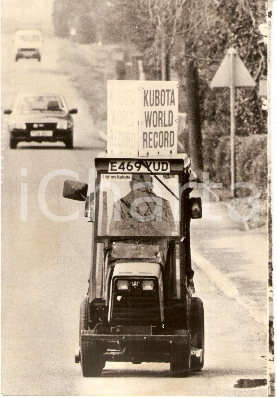 Fotografia d epoca originale 1988 LONDON Steve PERRITT Record Trattore KUBOTA Hospital GREAT HORMOND STREET 1