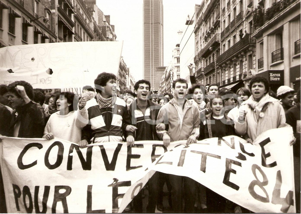 Fotografia d epoca originale 1984 PARIS Manifestazione CONVERGENCE 1984 Studenti con striscione Fotografia 1