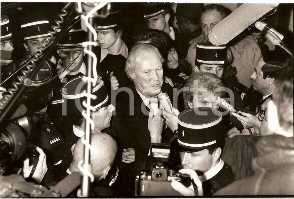 Fotografia d epoca originale 1991 PARIS Carcere per VITTORIO EMANUELE IV Giornalisti all assalto Fotografia 1