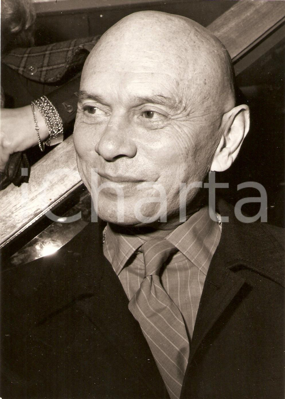 Fotografia d epoca originale 1985 CINEMA Yul BRYNNER Ritratto durante un party Fotografia 1