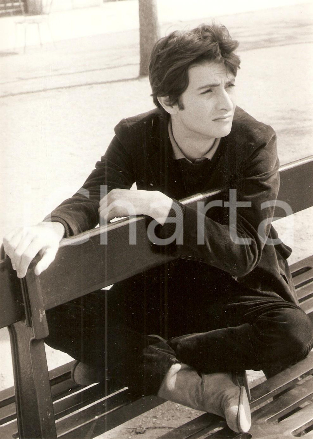 Fotografia d epoca originale 1960 ca PARIS ? Attore Bernard MESGUICH in posa su una panchina Ritratto FOTO 1
