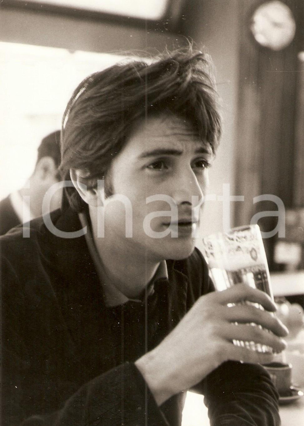 Fotografia d epoca originale 1960 ca PARIS ? Attore Bernard MESGUICH beve una birra Ritratto Fotografia 1