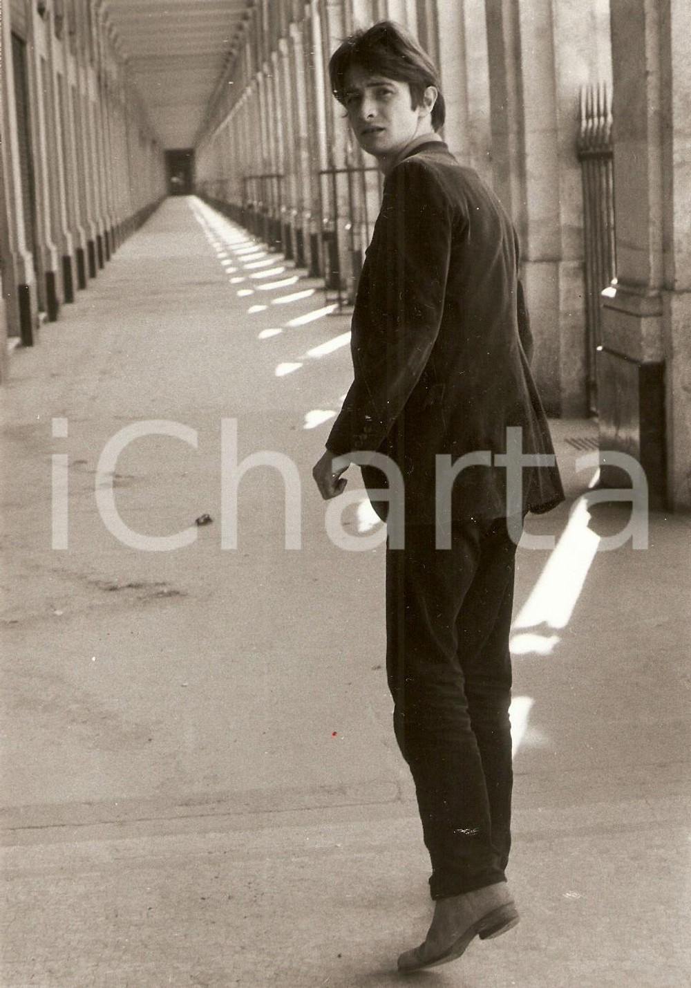 Fotografia d epoca originale 1960 ca PARIS ? Attore Bernard MESGUICH Servizio fotografico sotto i portici 1