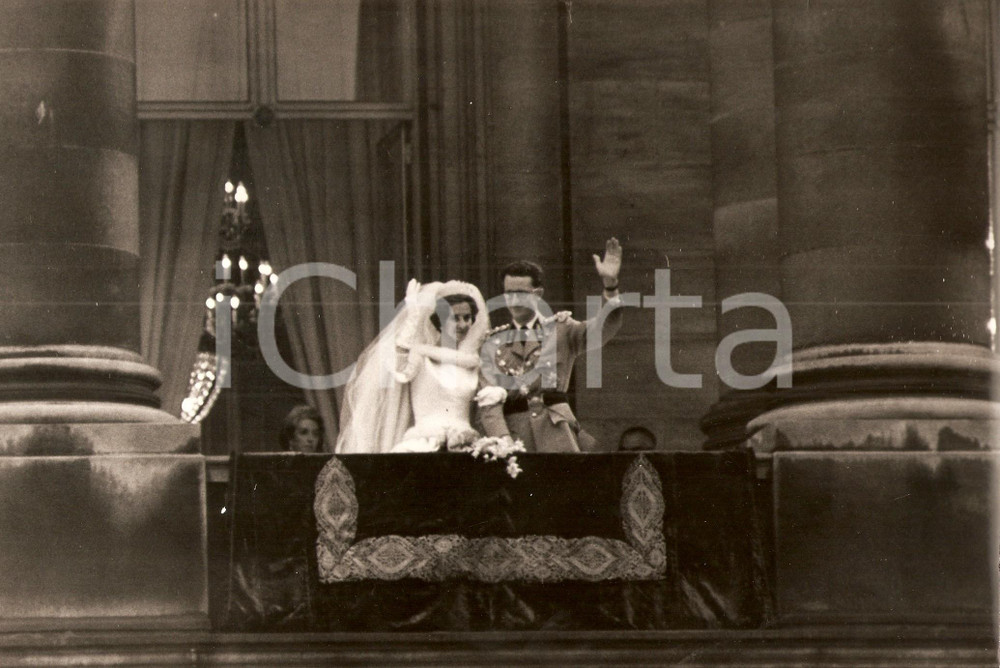 Fotografia d epoca originale 1960 BRUXELLES Re Baldovino e Fabiola salutano la folla dopo le nozze 1 1