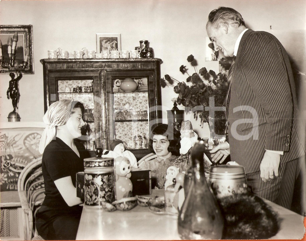 Fotografia d epoca originale 1960 ca PARIS Colette RENARD e Raymond LEGRAND mostrano bambole a bambina Foto 1