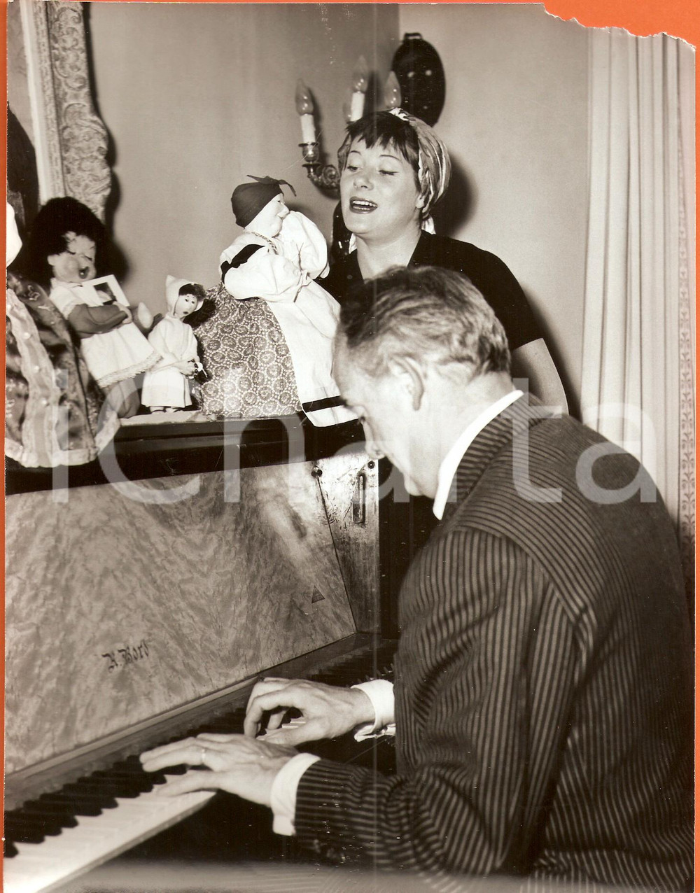 Fotografia d epoca originale 1960 ca PARIS Raymond LEGRAND suona per moglie Colette RENARD Foto DANNEGGIATA 1