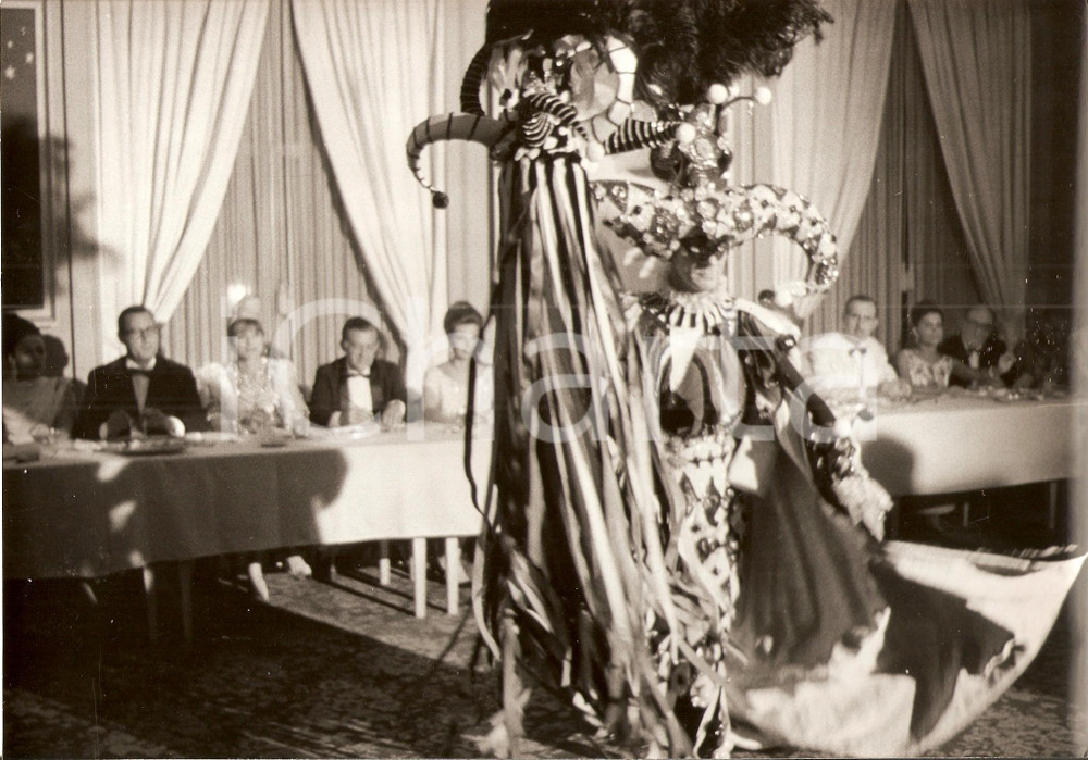 Fotografia d epoca originale 1964 CARNEVALE RIO DE JANEIRO Maschera sfila davanti ad Alberto SORDI e giuria 1