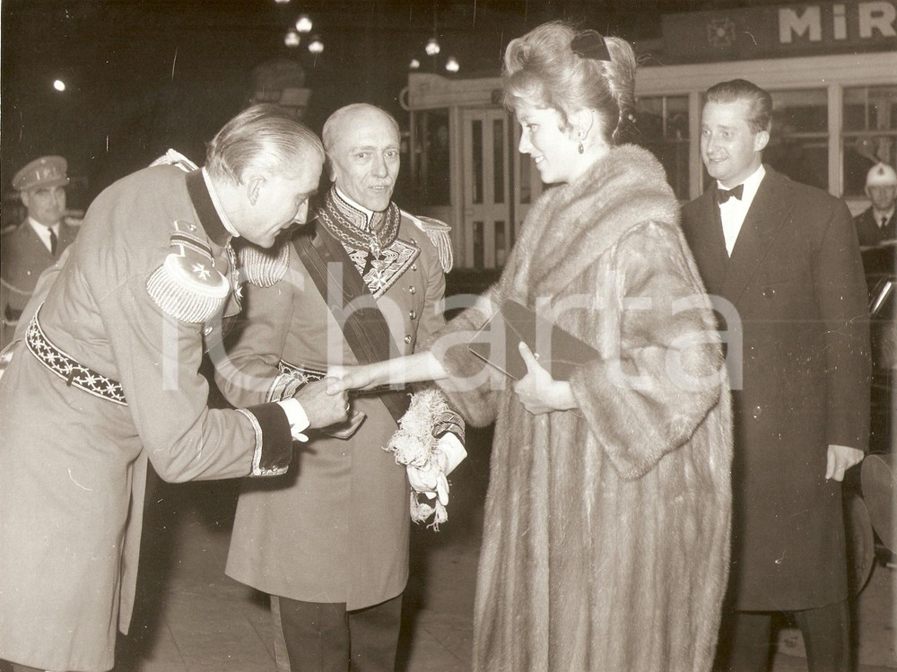 Fotografia d epoca originale 1960 ca BRUXELLES Alberto Paola del BELGIO accolti da militari in alta uniforme 1