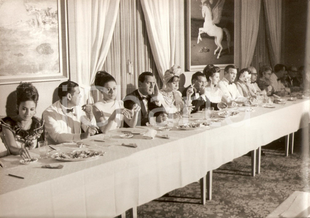 Fotografia d epoca originale 1964 CARNEVALE RIO DE JANEIRO Alberto SORDI Elsa MARTINELLI Giurati sfilata 1 1