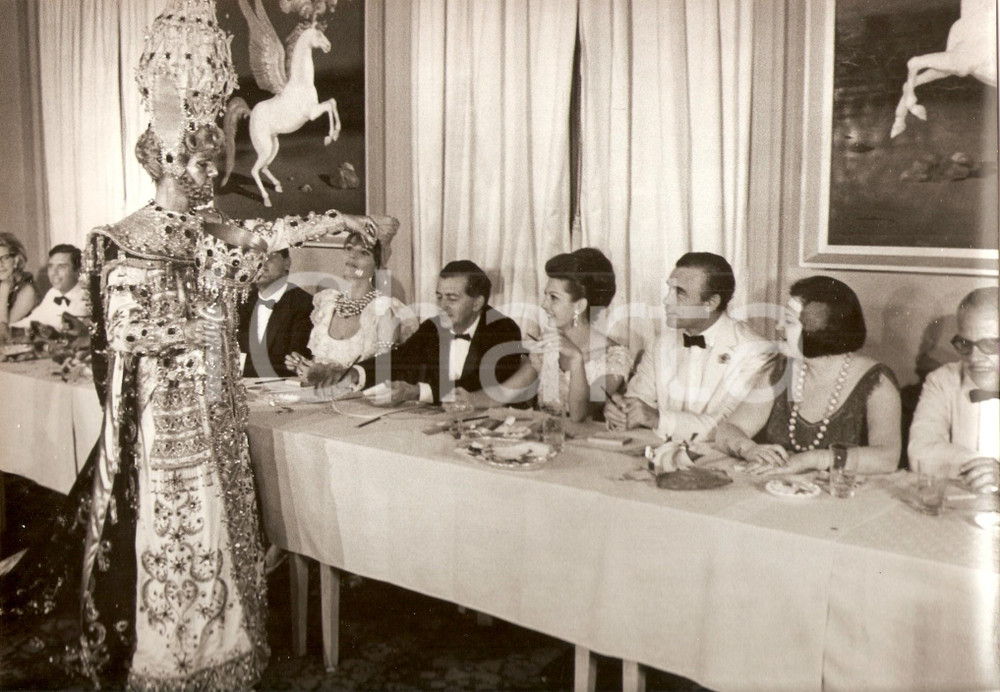 Fotografia d epoca originale 1964 CARNEVALE RIO DE JANEIRO Elsa MARTINELLI Porfirio RUBIROSA nella giuria 1 1