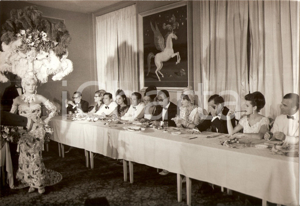 Fotografia d epoca originale 1964 CARNEVALE RIO DE JANEIRO Alberto SORDI ed Elsa MARTINELLI nella giuria 1