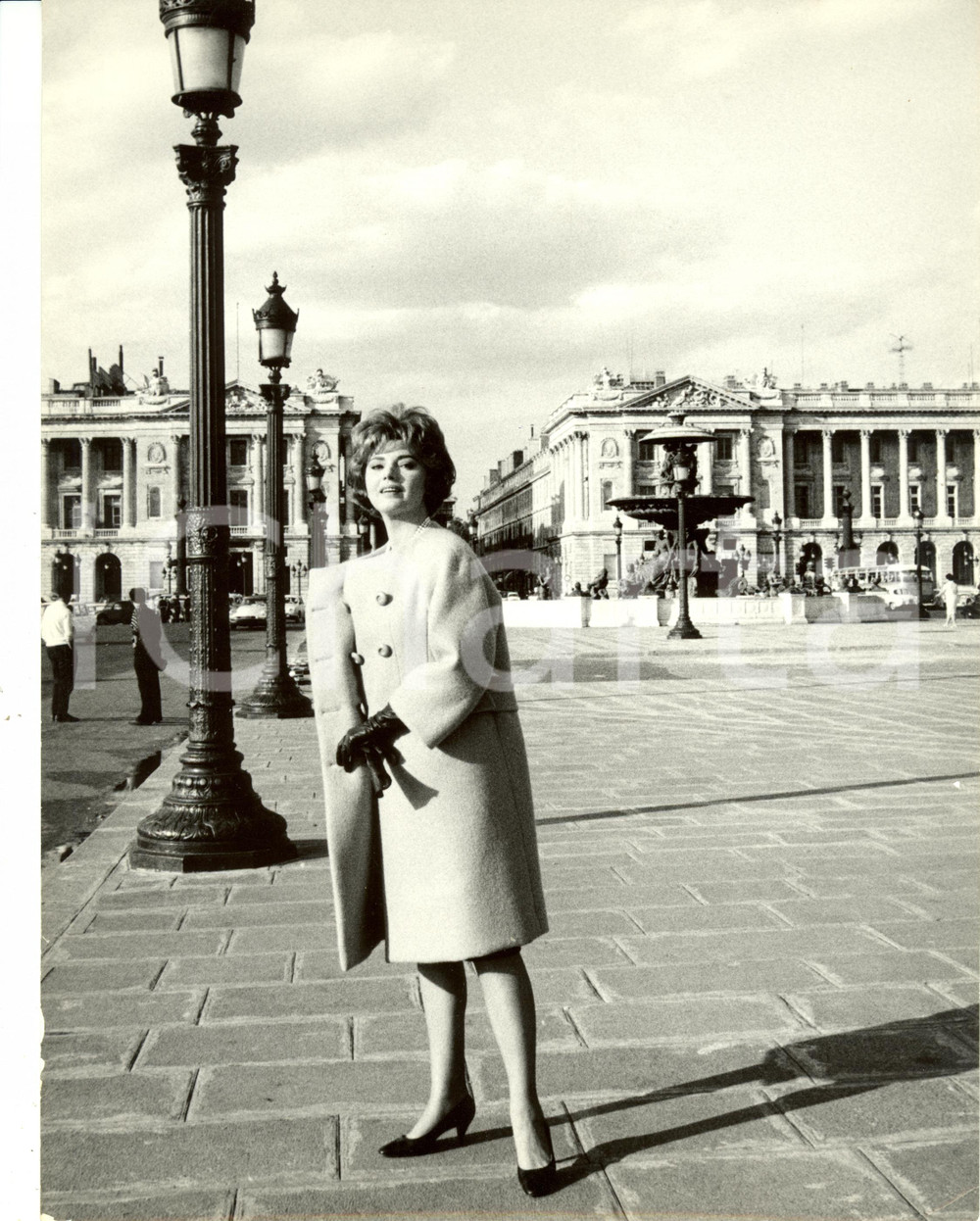 Fotografia d epoca originale 1960 ca PARIS Sylva KOSCINA in Place de la Concorde Fotografia 1 1