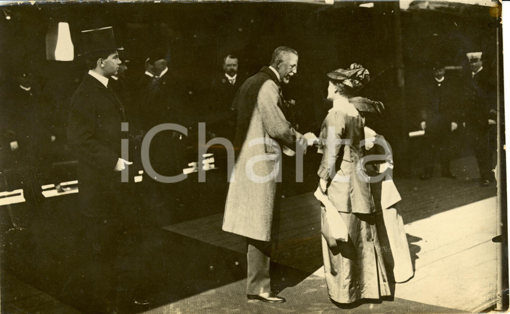 1920 ca STOCCOLMA Gustavo V di SVEZIA saluta donne dell'alta società *Fotografia