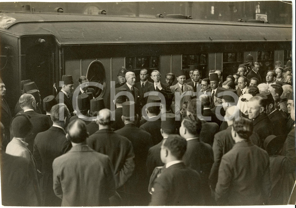 Fotografia d epoca originale 1940 ca LONDON UK Re Faruk I d EGITTO al suo arrivo alla stazione Fotografia 1