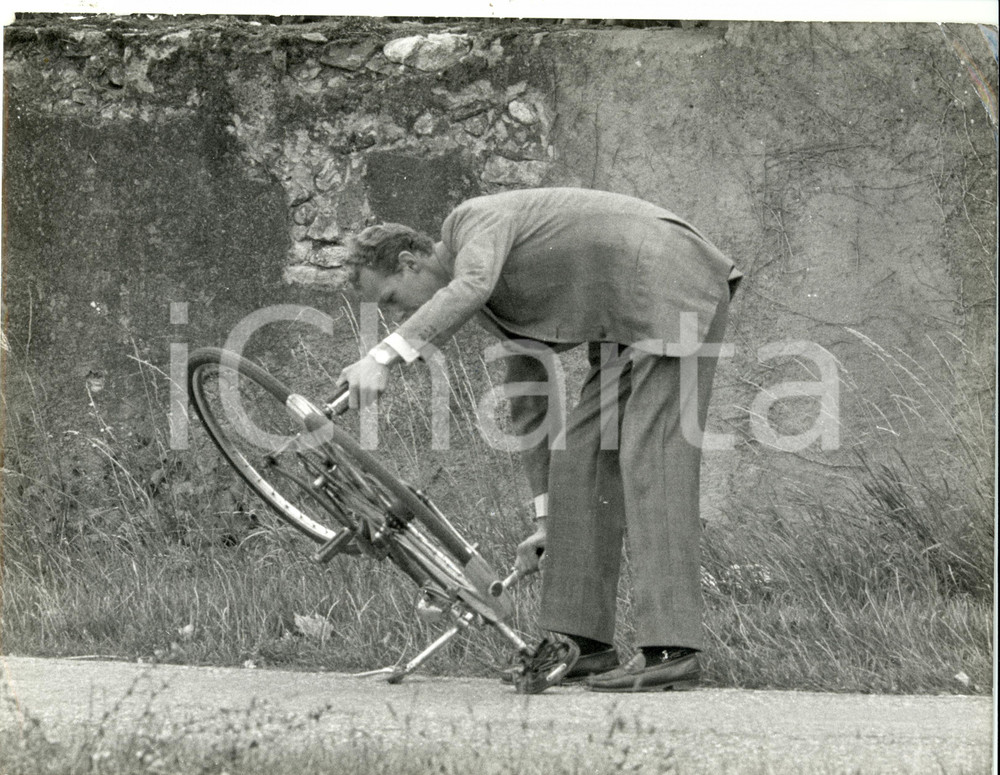 Fotografia d epoca originale 1960 ca FRANCIA Vittorio Emanuele SAVOIA raccoglie bicicletta dopo caduta Foto 1