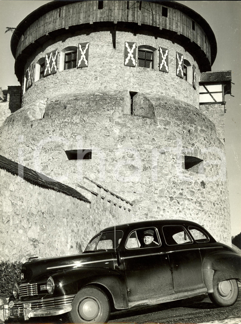 Fotografia d epoca originale 1945 ca VADUZ LIECHTENSTEIN Castello Residenza Reale Arrivo dell autista Foto 1