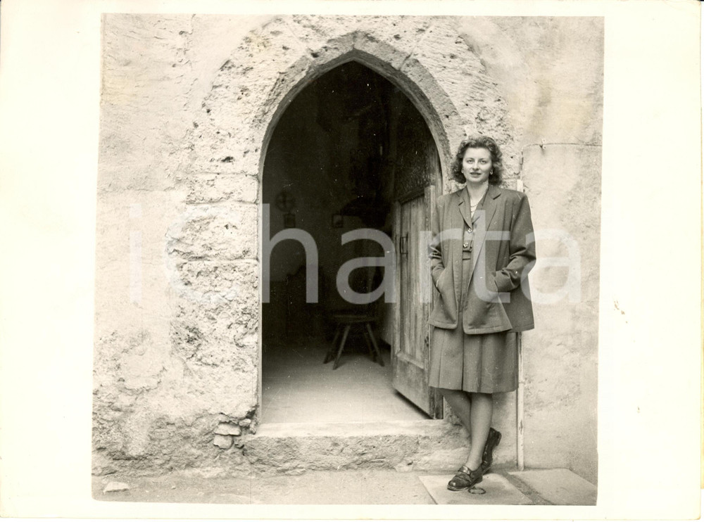Fotografia d epoca originale 1945 ca VADUZ Gina WILCZEK Principessa LIECHTENSTEIN Entrata cappella castello 1