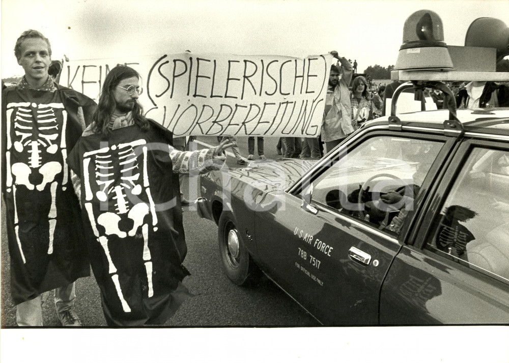 Fotografia d epoca originale 1984 RAMSTEIN Germania Manifestazioni alla base militare della NATO Foto 1