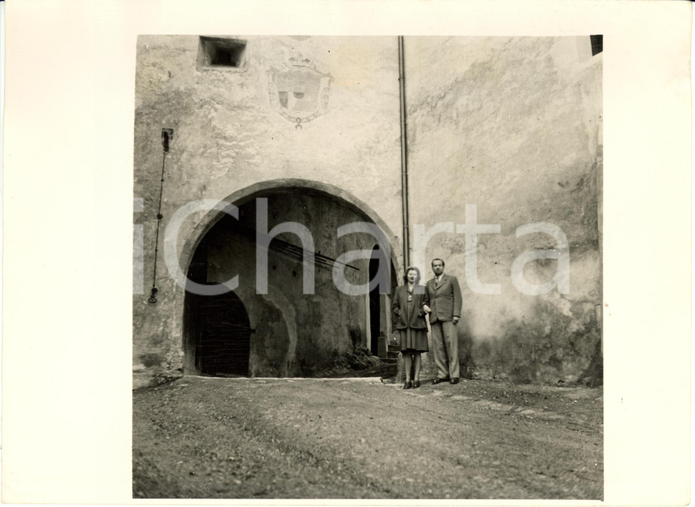 Fotografia d epoca originale 1945 ca VADUZ LIECHTENSTEIN Franz Joseph II Gina von WILCZEK in their castle 1