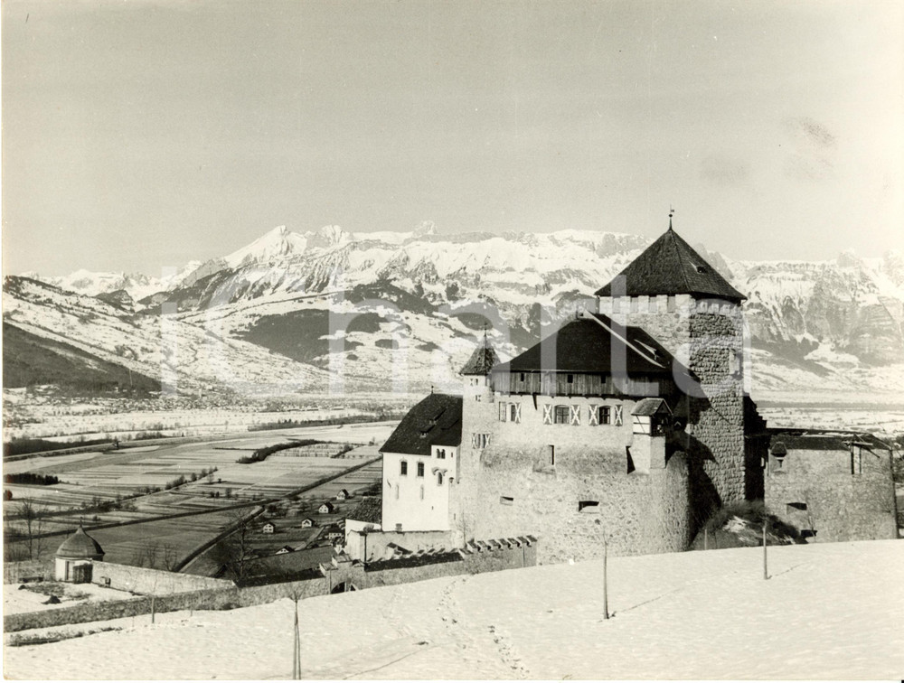 Fotografia d epoca originale 1945 ca VADUZ LIECHTENSTEIN Castello Residenza Reale e panorama innevato Foto 1