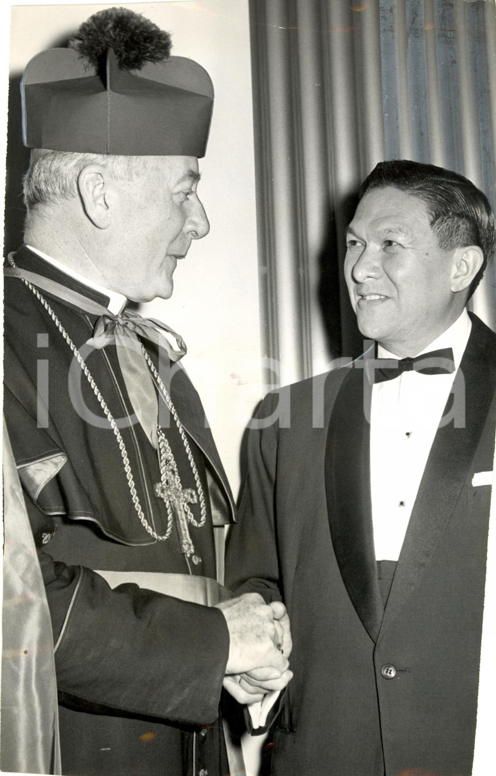 Fotografia d epoca originale 1963 USA Joseph McGUCKEN e Emmanuel PELAEZ Vicepresidente FILIPPINE DANNEGGIATA 1