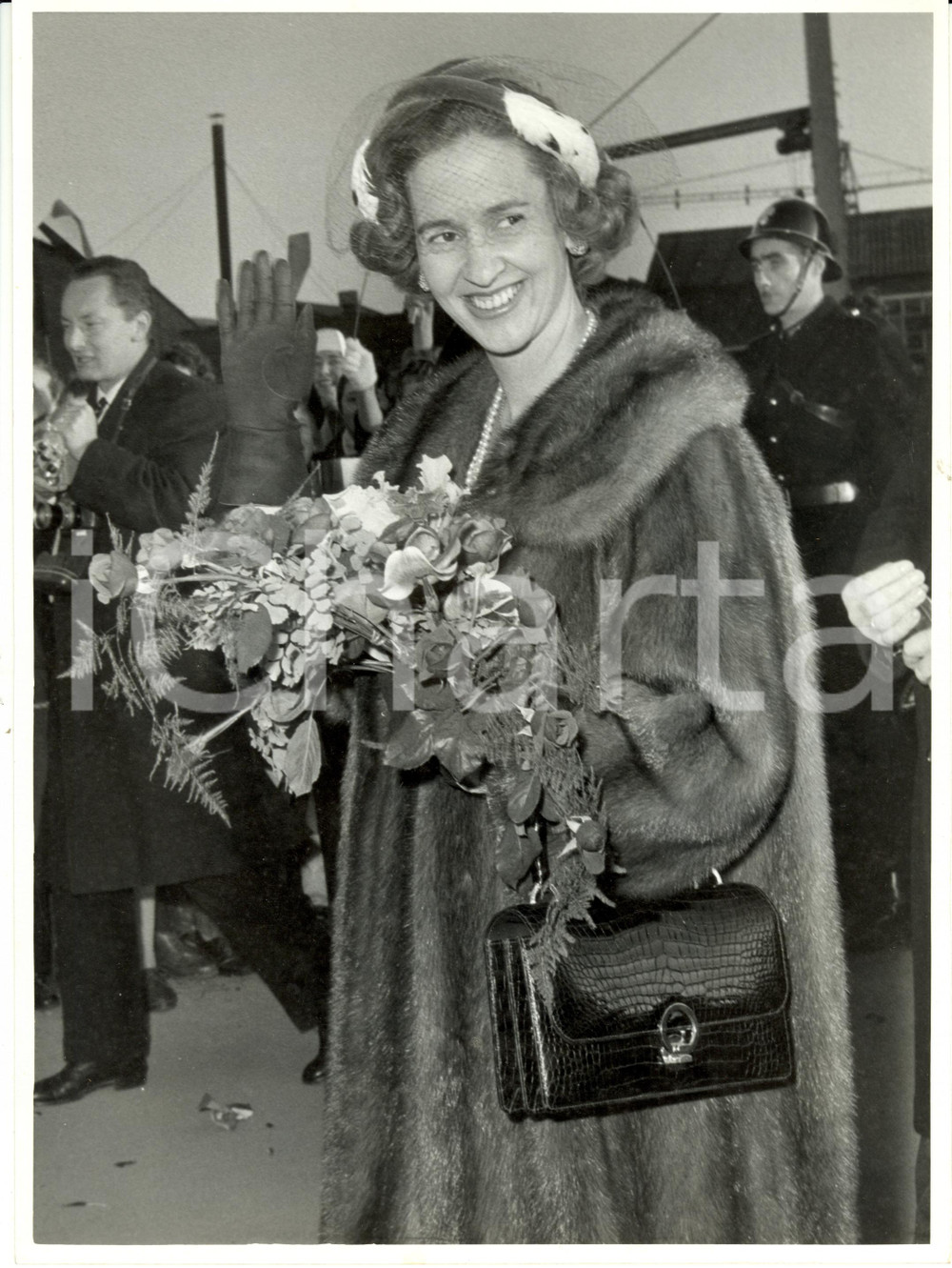 Fotografia d epoca originale 1960 ca BELGIO Regina Fabiola con bouquet saluta i sudditi Foto 1