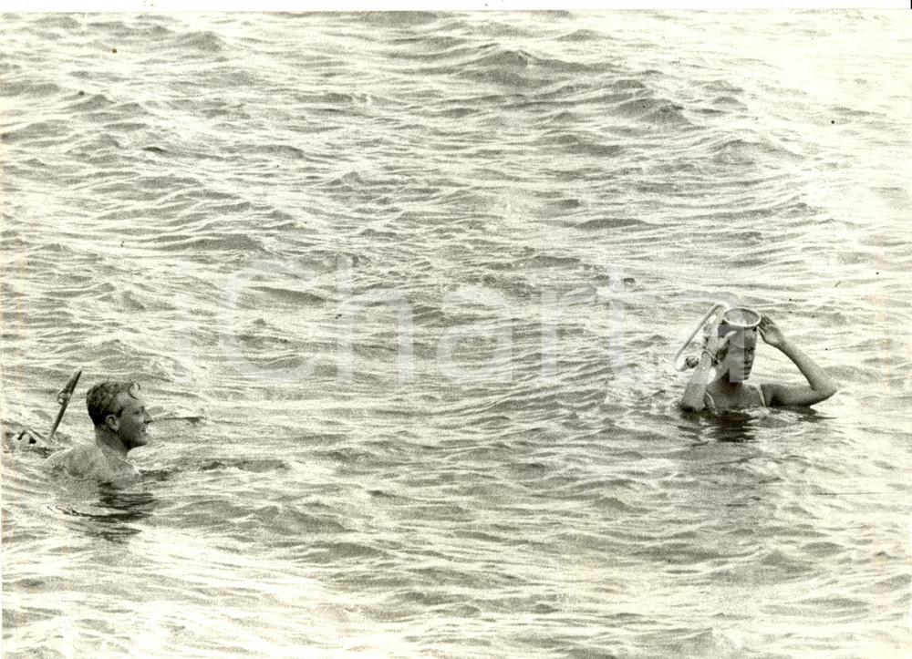 Fotografia d epoca originale 1961 FRANCIA? Principessa Brigida SVEZIA Johann Georg HOHENZOLLERN al mare Foto 1