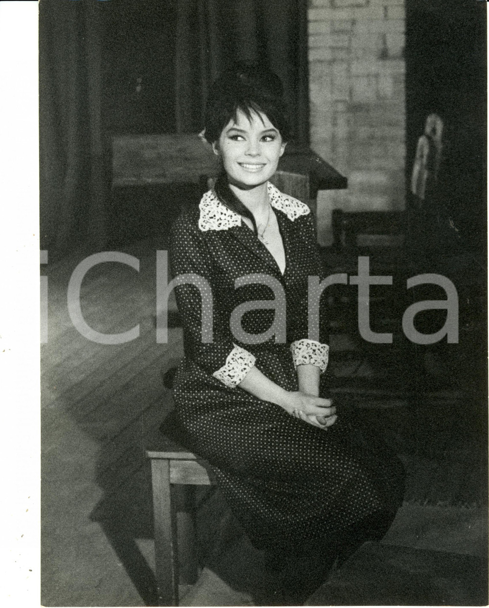 Fotografia d epoca originale 1965 ca FRANCIA Pascale PETIT posa sorridente con abito di scena Fotografia 1