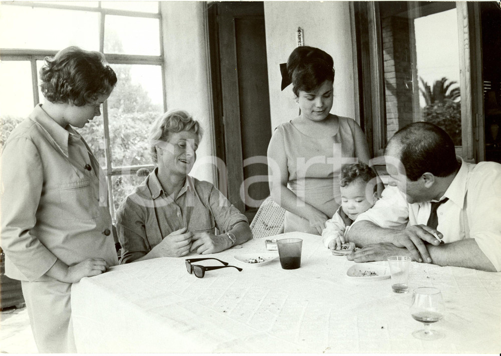 Fotografia d epoca originale 1965 ca ROMA Caitlin THOMAS in famiglia Giuseppe FAZIO e figlio Francesco Foto 1