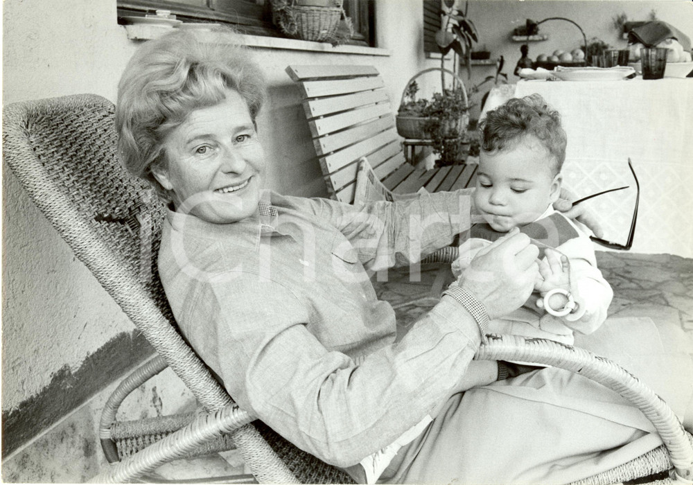 Fotografia d epoca originale 1965 ca ROMA Caitlin THOMAS gioca con il figlio Francesco Fotografia 1
